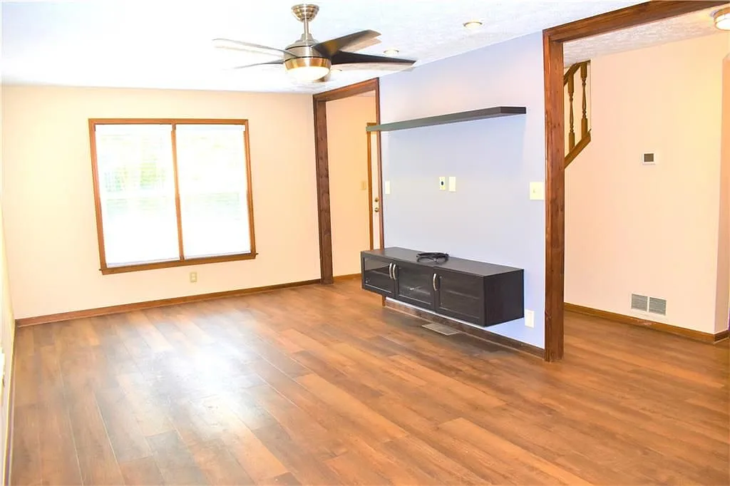 3 bed, 3.0 bath, 1536 sqft, $2,300 — Photo 4
