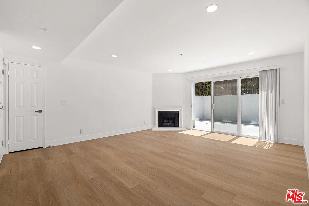 2 bed, 2.0 bath, 1100 sqft, $4,865 — Photo 2