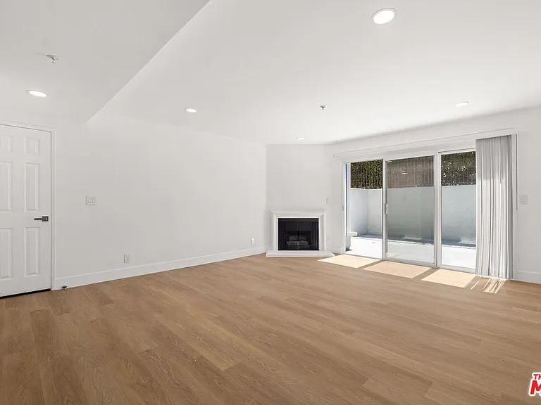16100 W Sunset Blvd #109 — Photo 4