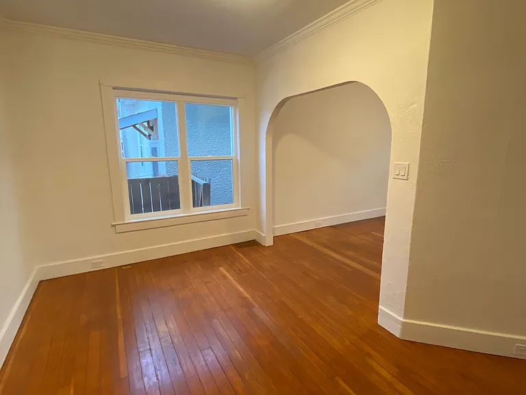 1573 Elgin Ave W — Photo 2