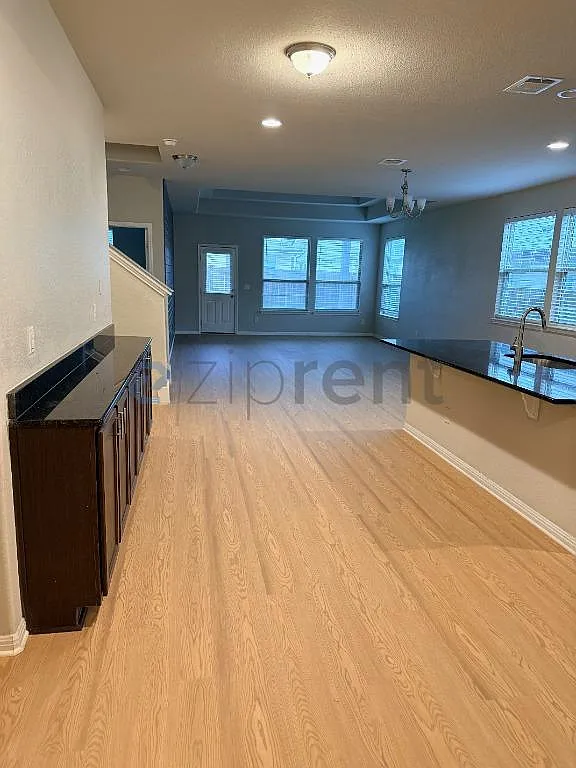 5 bed, 2764 sqft, $2,750 — Photo 2