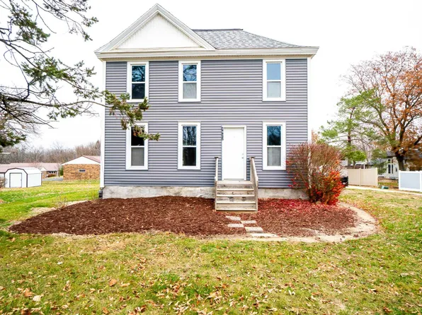 1927 W 1st St, Cedar Falls, IA 50613