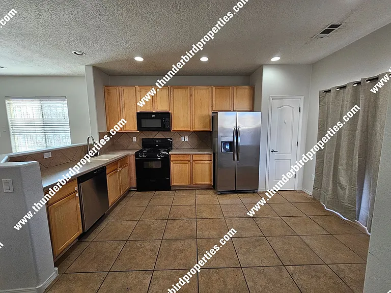 2202 Margarita Dr SE — Photo 2