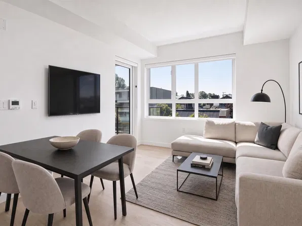 1616 Lloyd Ave #304, North Vancouver, BC V7P 1P9