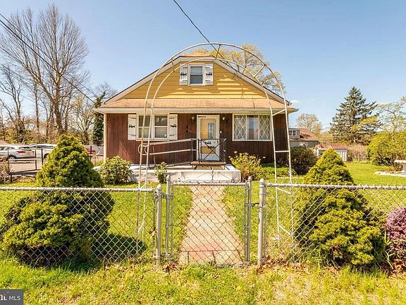 House with Yard View