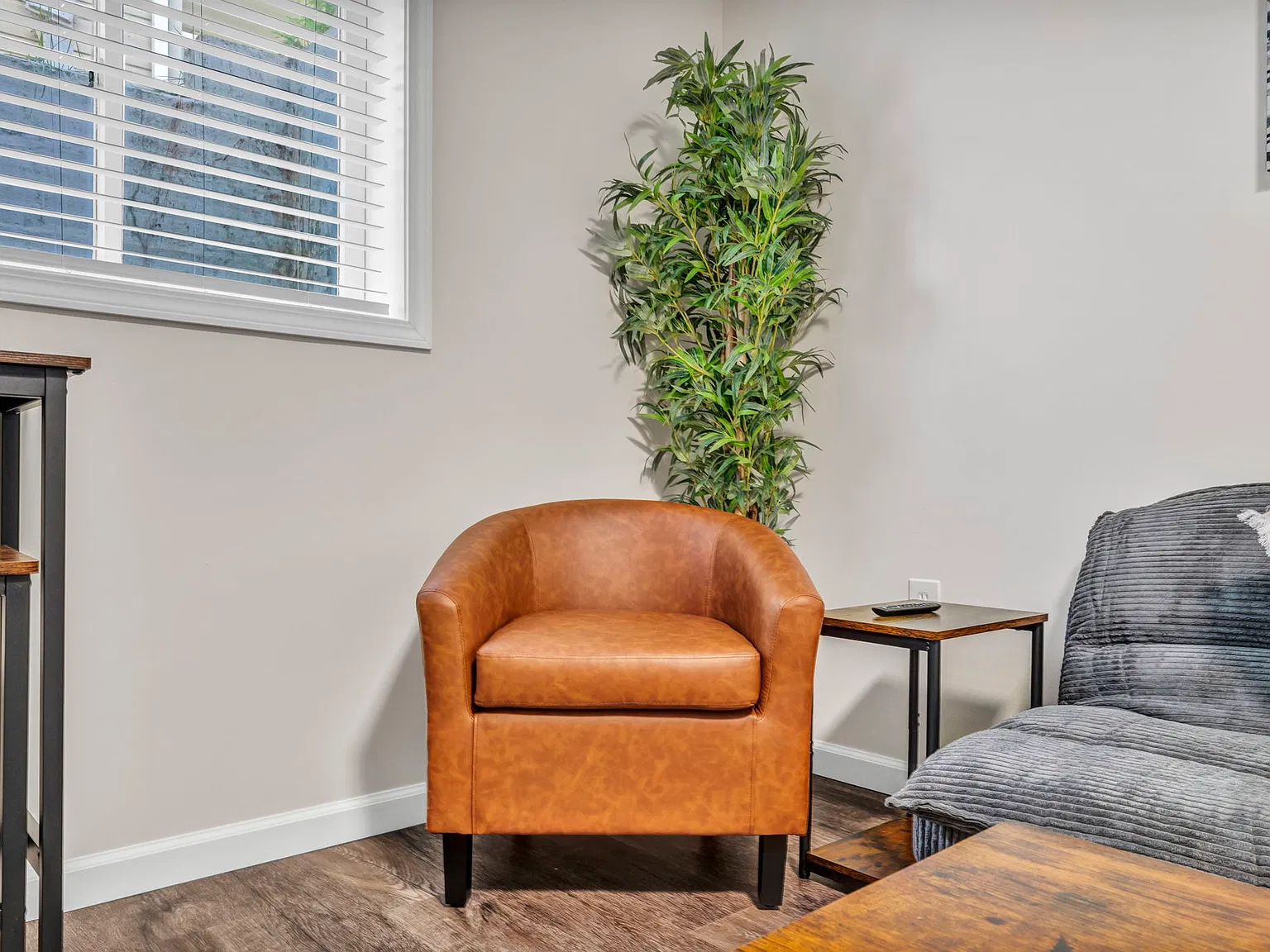 69 Prospect Basement - Fully Furnished Private Basement Suite — Photo 4