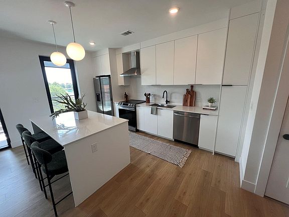 4th image of 1701 Simond Ave #327