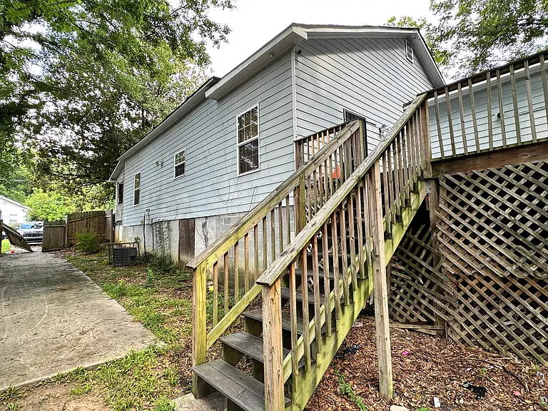 220 Wellington St SW — Photo 2
