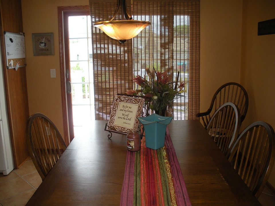 Dinette in kitchen w/sliding doors to deck