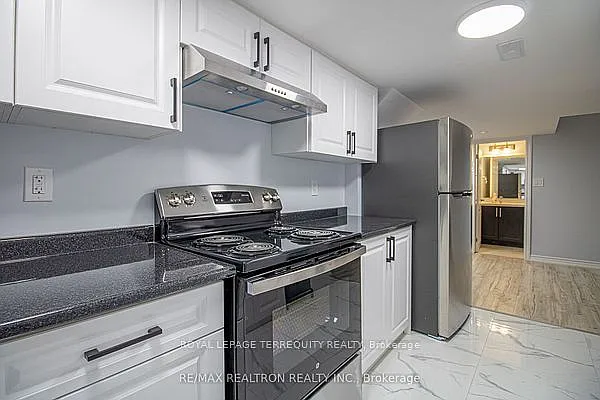 32 Crombie St #BASEMENT — Photo 8