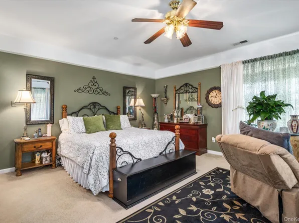 137 Francesca Way, Amityville, NY 11701