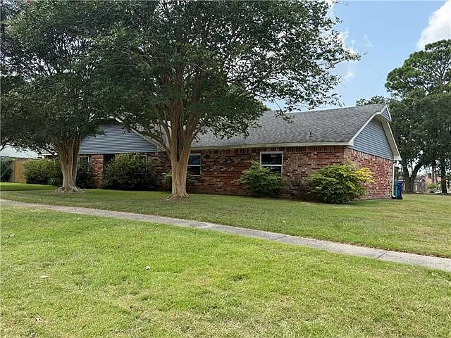 200 Tallwood Dr — Photo 1