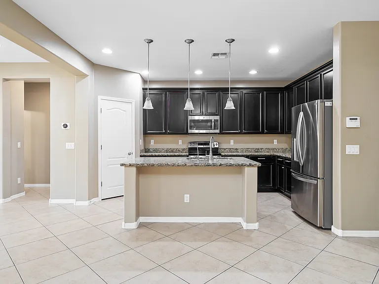 906 E Del Rio St — Photo 12
