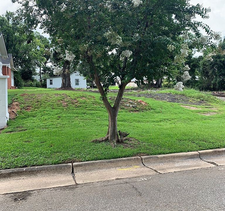 2nd image of 604 N Clay St
