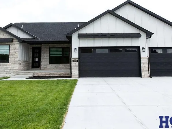 8840 Sandalwood Dr, Lincoln, NE 68520