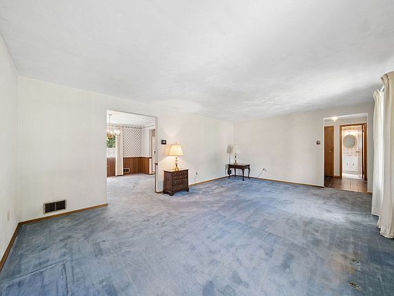 3rd image of 5696 Glen Hill Dr