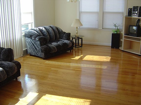 3rd image of 5655 N Richmond St