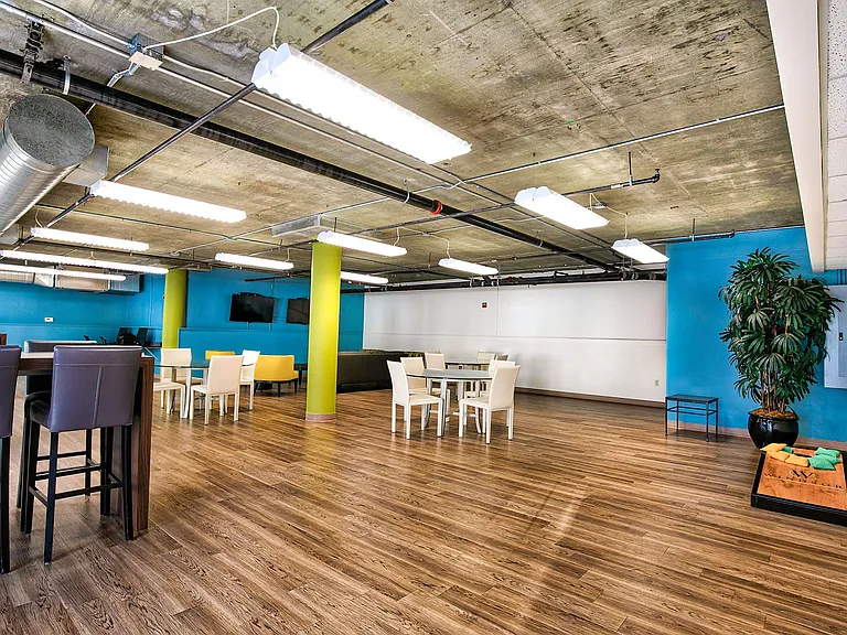Visit our wifi lounge with friends and colleagues