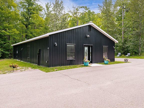2nd image of 5841 Spruce Ln
