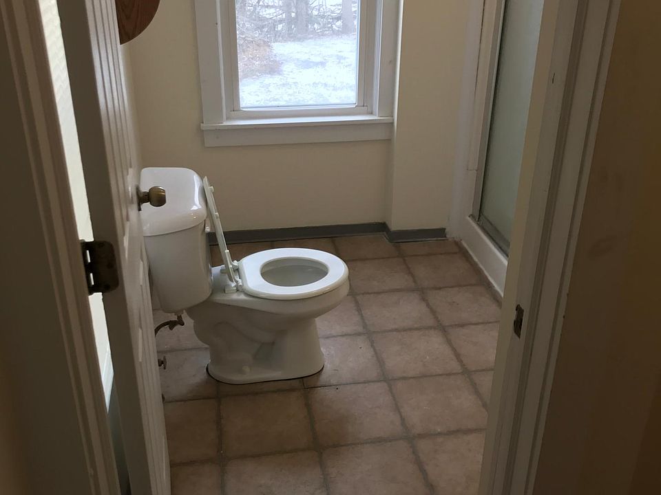 Bathroom w Shower