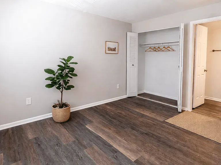 Pickwick Farms Apartments — Photo 40