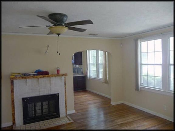 Living room w/fireplace