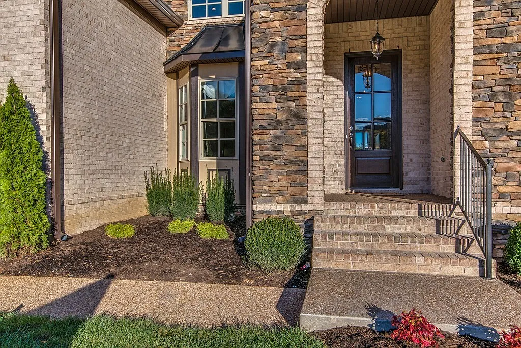 5 bed, 4.5 bath, 4475 sqft, $6,000 — Photo 2