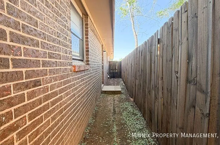 2113 S Loop 289 #B — Photo 14