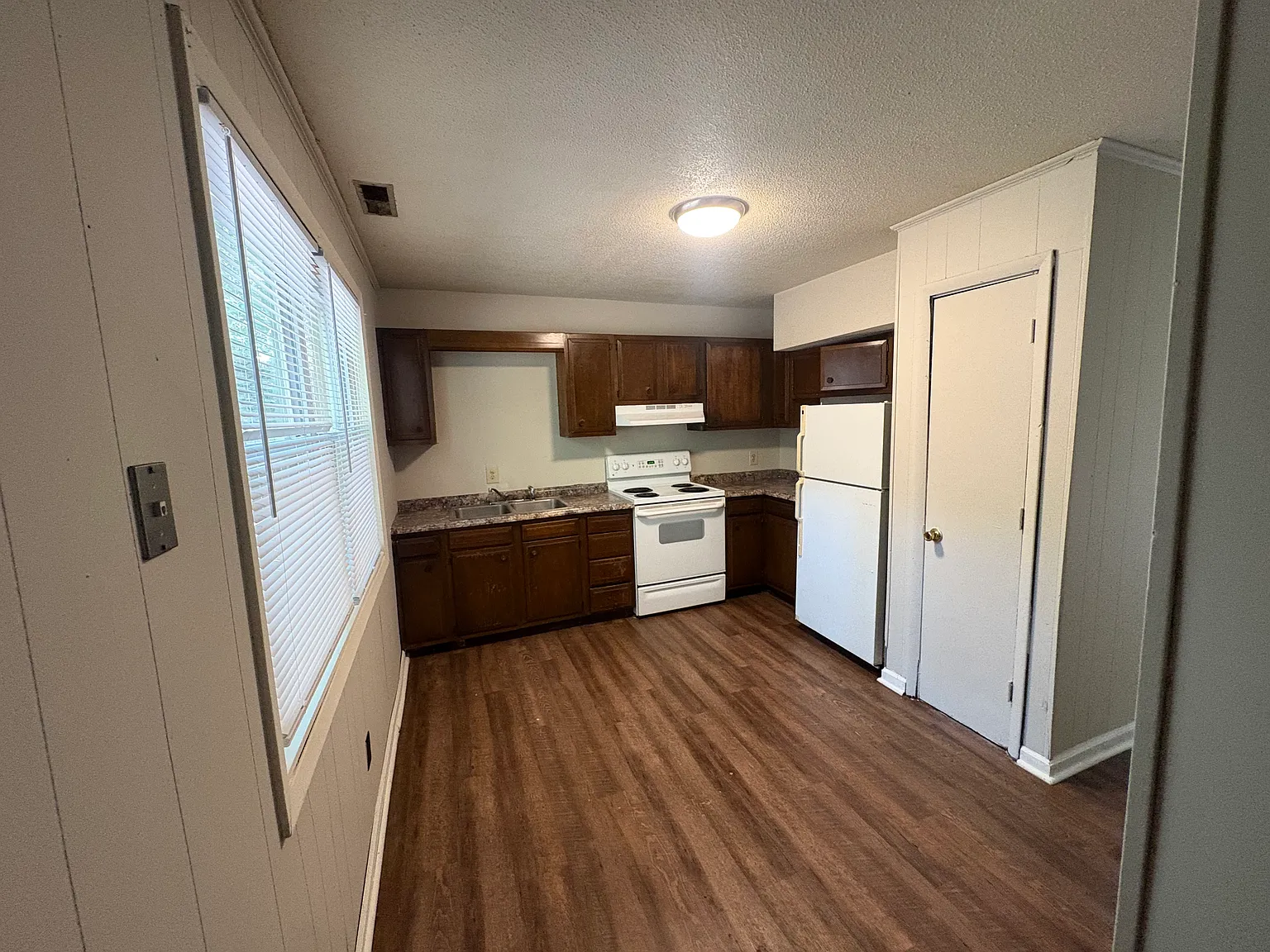 2 bed, 1.5 bath, 950 sqft, $1,150 — Photo 3