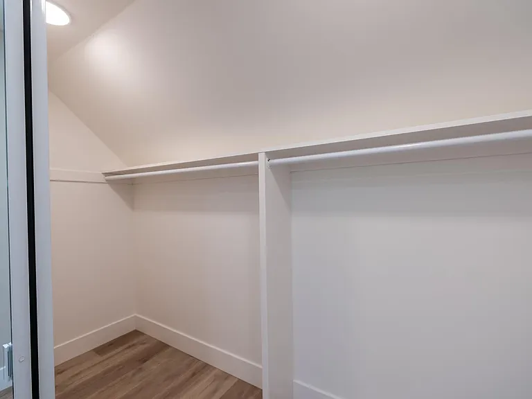937 University Ave — Photo 10