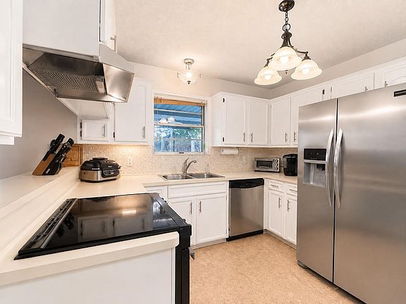 4th image of 1105 E Adoue St