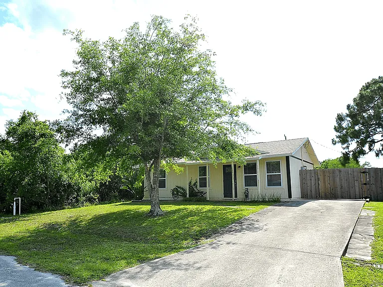 1018 Colonnade Ave SE — Photo 2