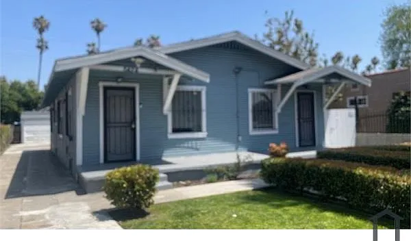 5426 S Van Ness Ave — Photo 1