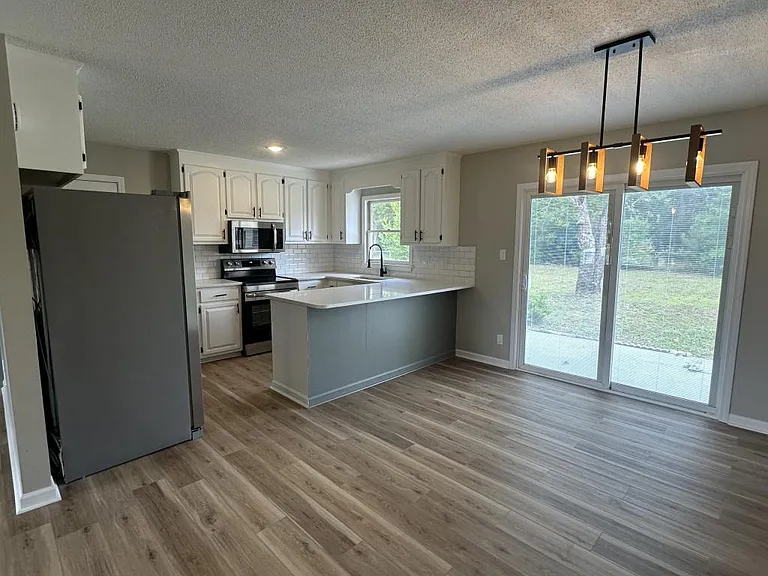 1571 Ireland Dr — Photo 3