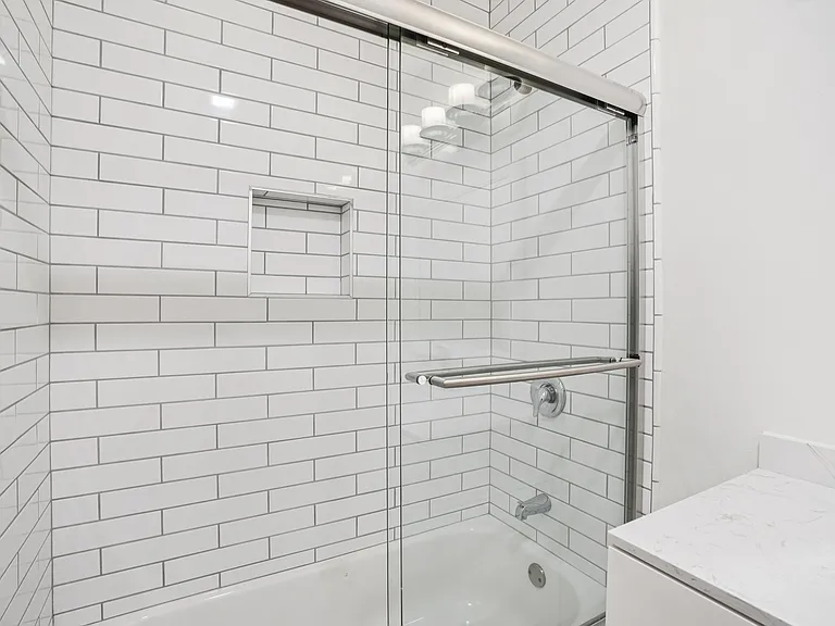 Willis Apartments — Photo 24