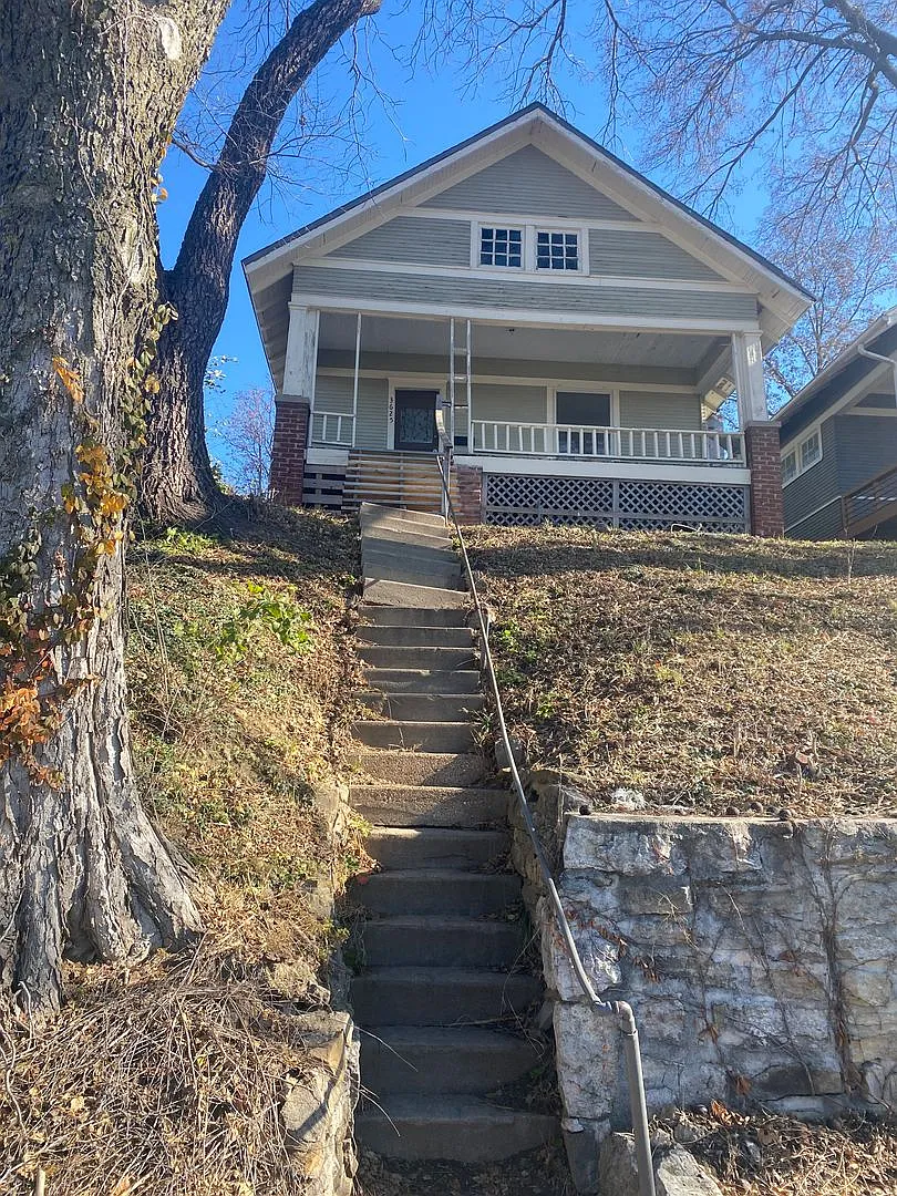Cute Single Family Home close to KU Med — Photo 1