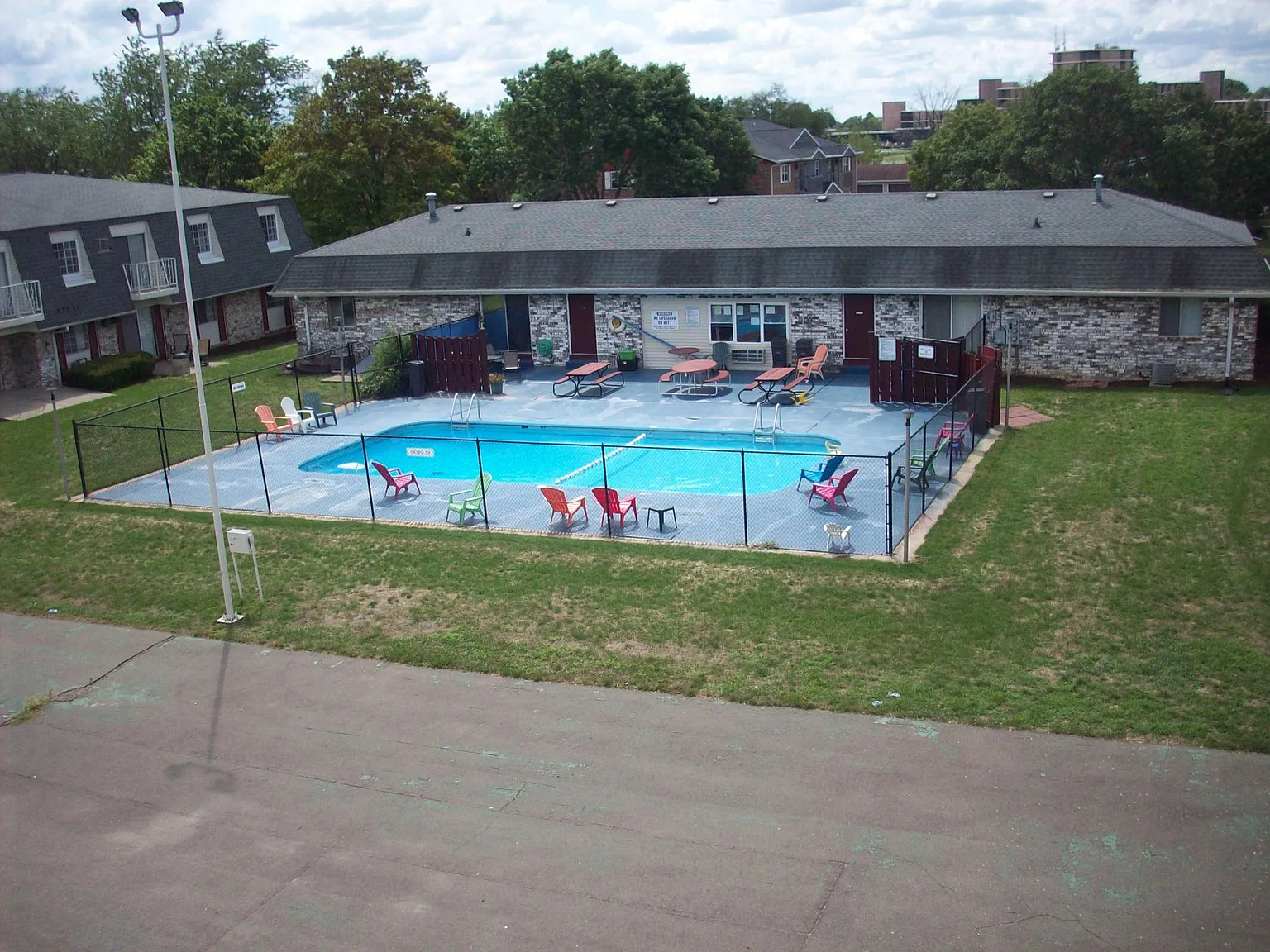 Colony Court Apartments — Photo 2