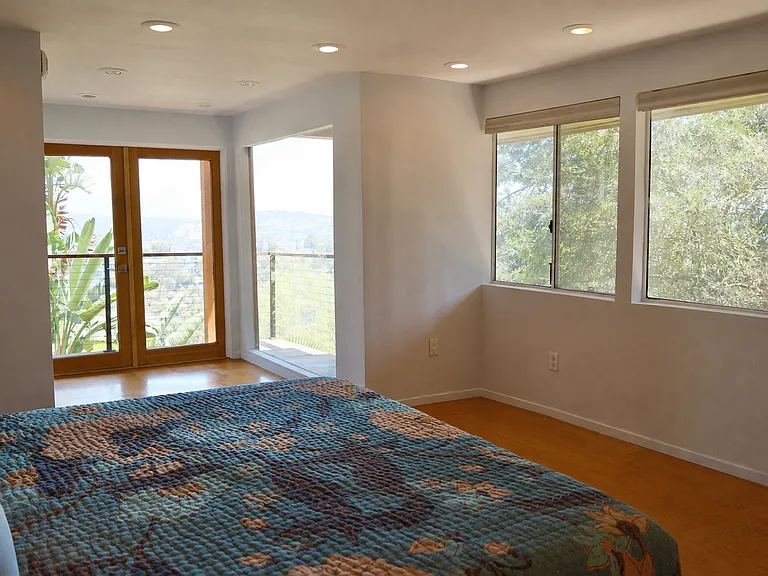 4884 Glenalbyn Dr — Photo 13