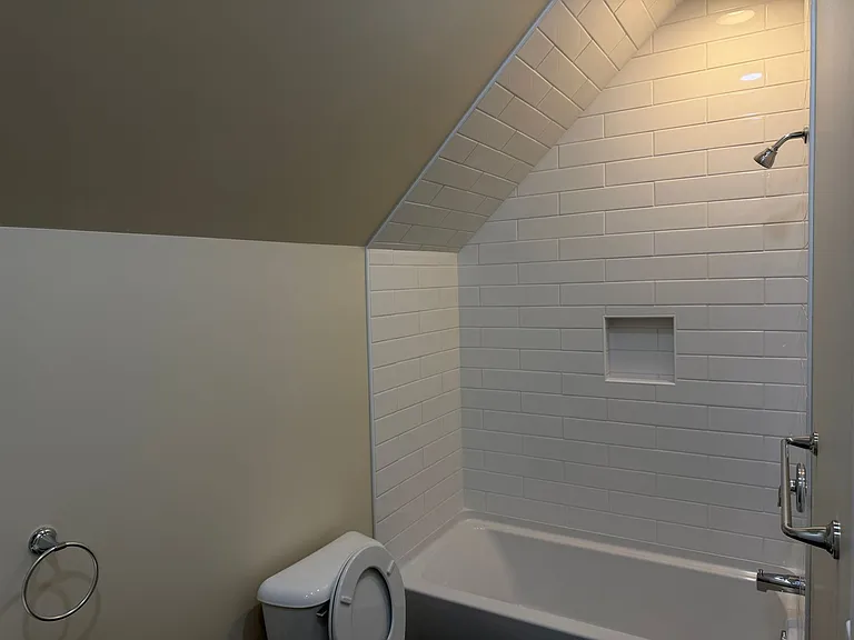 815 E Locust St — Photo 14