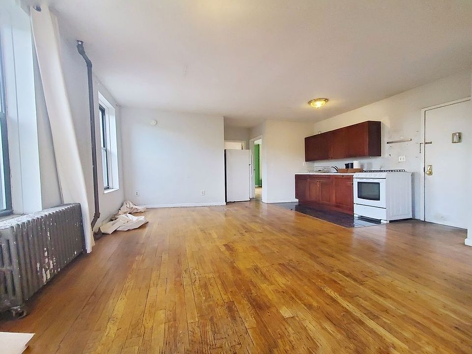 1st image of 150 Graham Ave APT 3