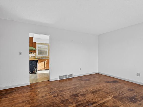 5th image of 480 Plainview Rd