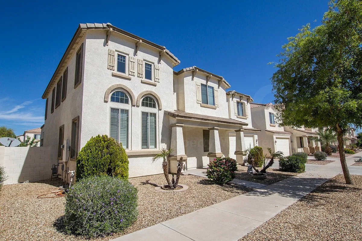 5 bed, 3.5 bath, 3540 sqft, $2,499 — Photo 2