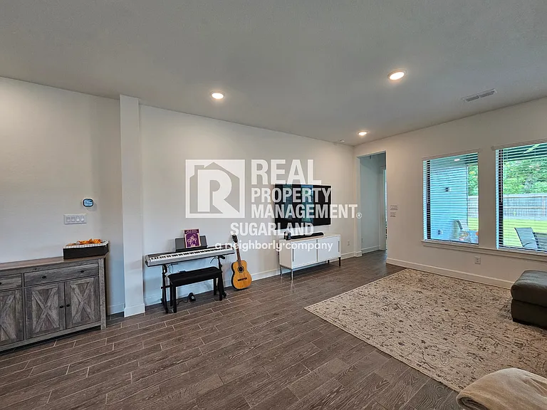 1414 Emma Lake Dr — Photo 4
