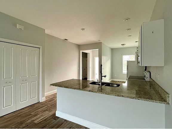 5th image of 710 Leopard Ct #B