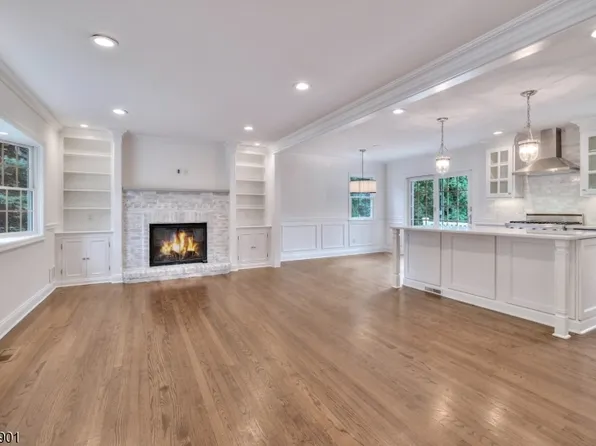 48 Oak Dr, Roseland Boro, NJ 07068