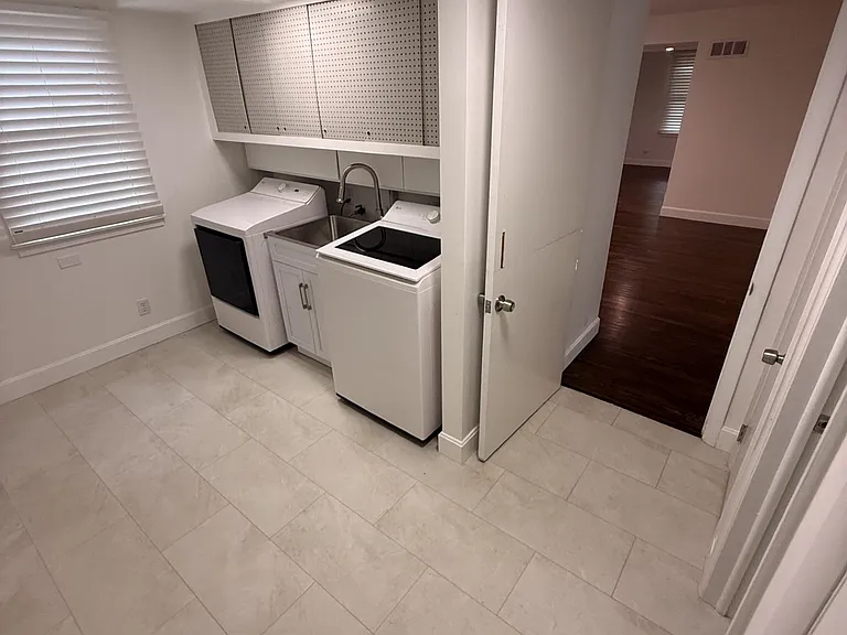 Nice laundry off back deck (mudroom)