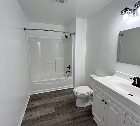4th image of 3557 Ash St #15