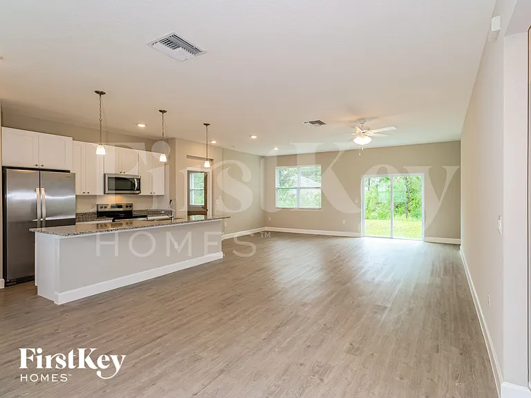 1200 Cogan Dr SE — Photo 2