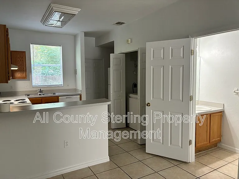 4415 SW 34th St #304 — Photo 8
