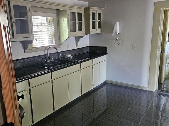 3rd image of 627 E Mistletoe Ave